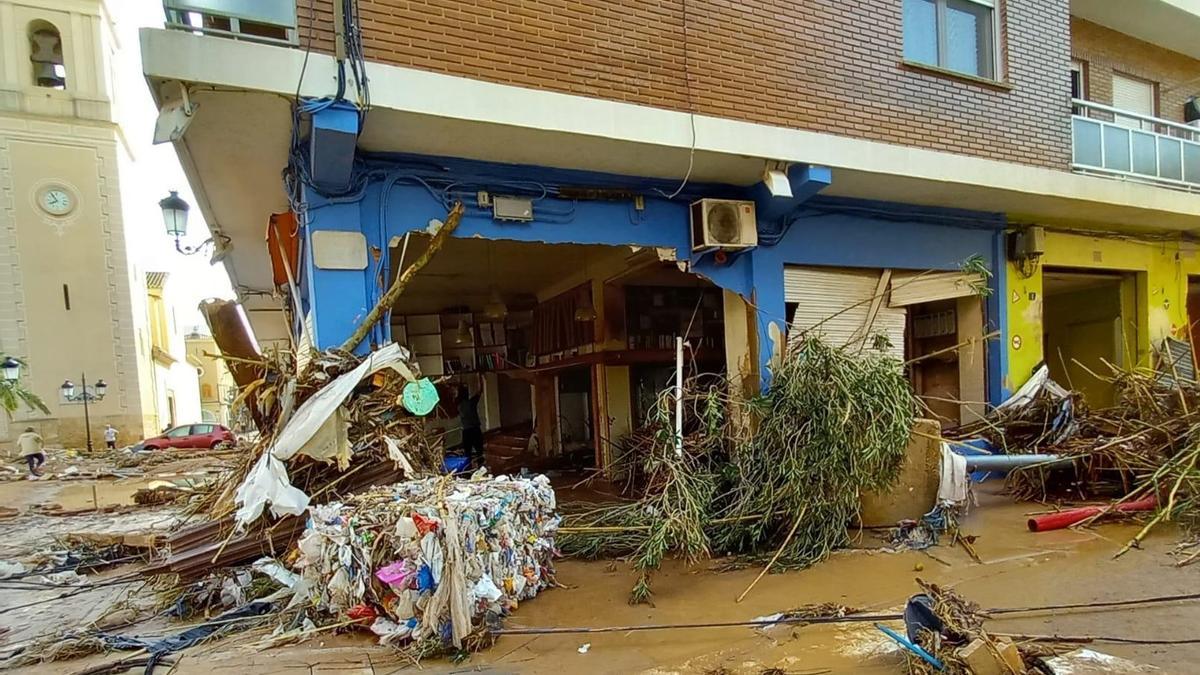 Así quedó la librería Moixaranga, ubicada en Paiporta, tras el paso de la riada.