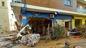 Así quedó la librería Moixaranga, ubicada en Paiporta, tras el paso de la riada.