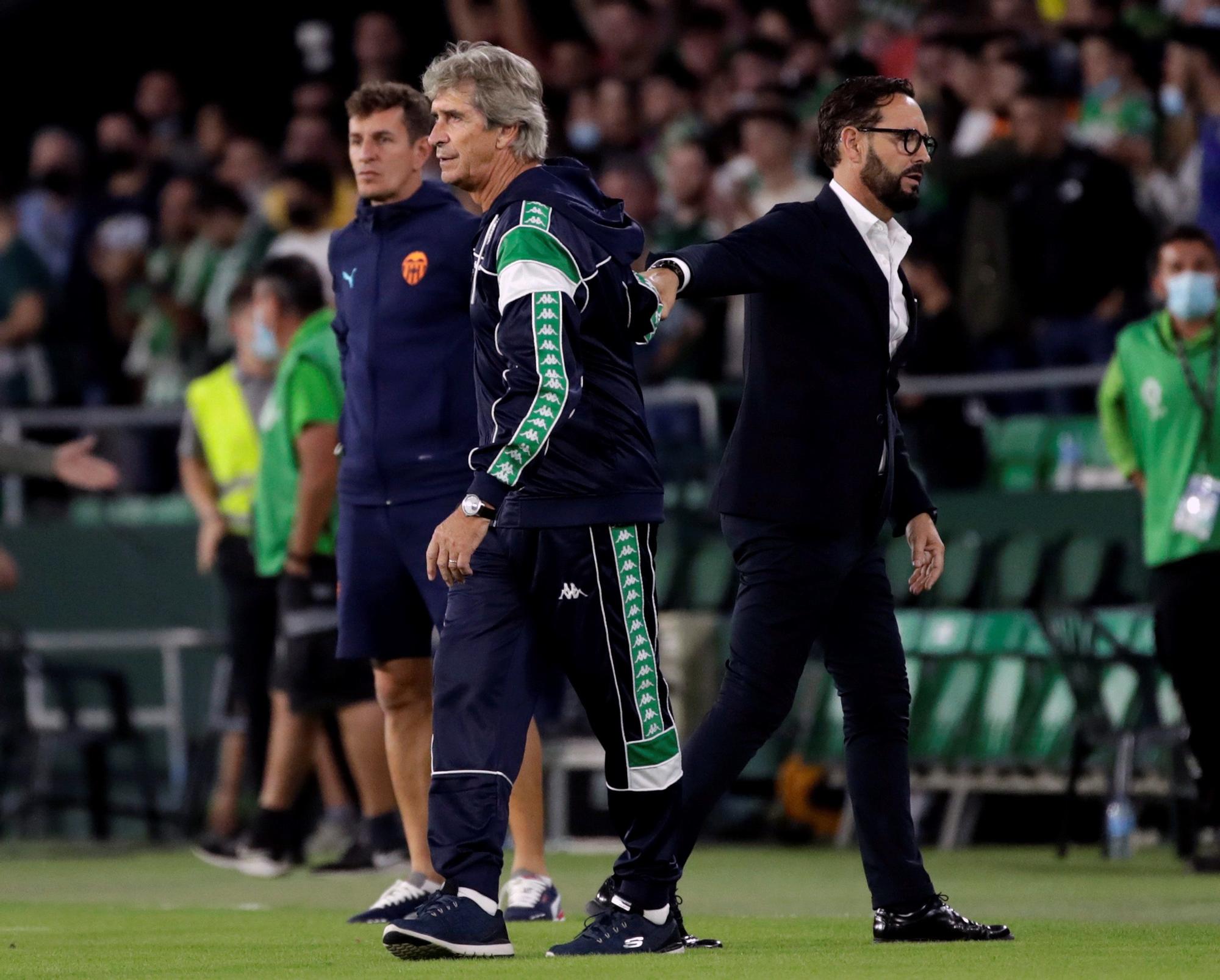 Los entrenadores del Real Betis, Manuel Pellegrini, y del Valencia, José Bordalás, en el Benito Villamarín