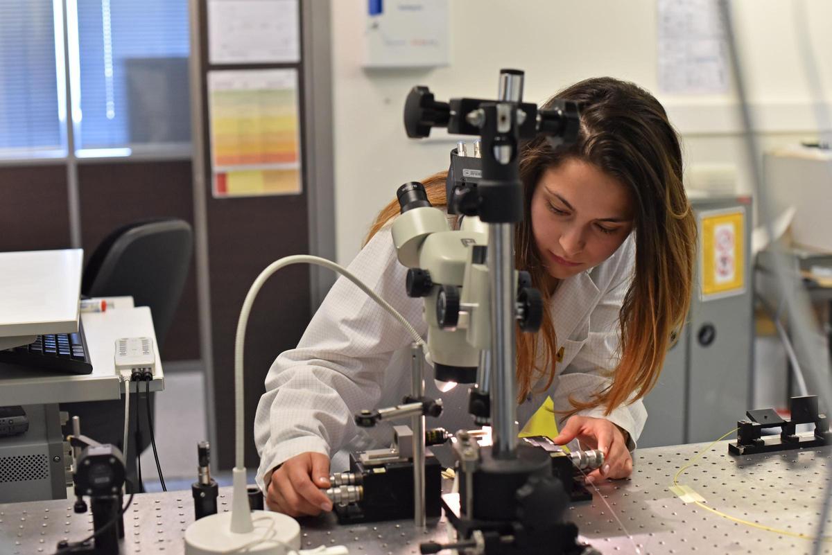 Alumna en los laboratorios de la UPV.