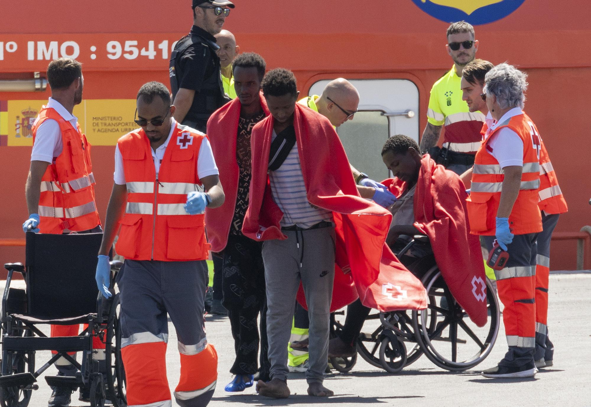 Trasladan a Lanzarote a 165 migrantes de tres pateras