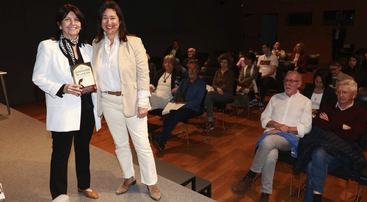 A la izquierda, la profesora de la UCM y letrada del Tribunal Constitucional Nieves Corte junto a Iria Carregal, en el salón de actos del MARCO.