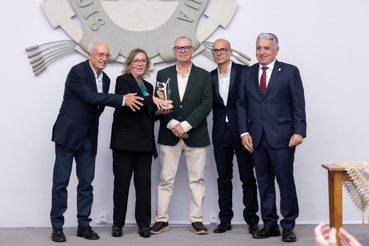 Consell d’Administració del Grup Radio Gandia: FERMI ROMAGUERA, VICENTA AMELIA ROMAGUERA, PACO ARTE i PABLO PERALTA amb JOAQUIN BARBER, president de la Societat de Foment AIC