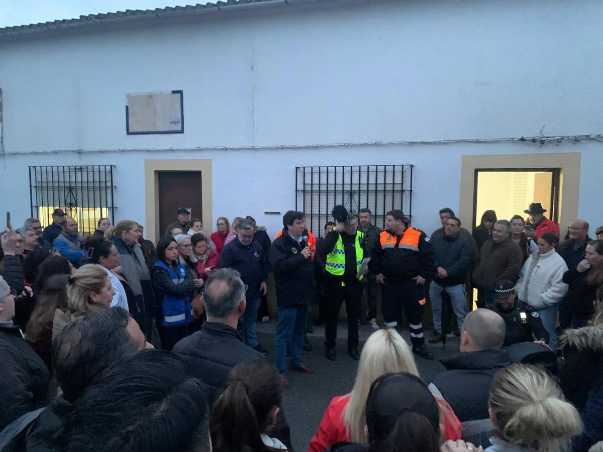 El delegado de Seguridad del Ayuntamiento, Jesús Coca, acompañado por policías bomberos