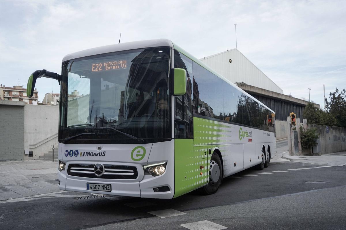 Un vehicle de Monbus sortint de l'estació d'autobusos de Manresa, en una imatge d'arxiu
