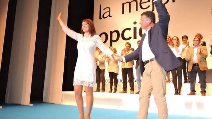 Gema García, portavoz del PP, y elegida para ser la nueva alcaldesa de Nerja, con Armijo.