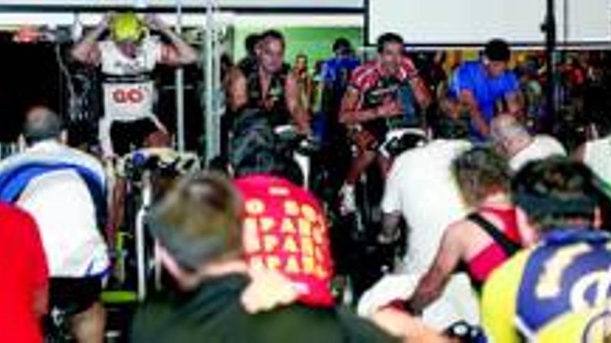 Triki Beltrán y José Manuel Moreno participan en una sesión de spinning en Go Fit San Cayetano