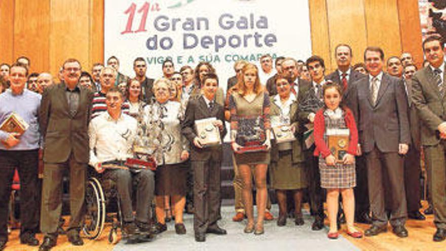 Todos los premiados y las autoridades posan a la conclusión de la Gala do Deporte de Vigo e a súa comarca. // Ricardo Grobas