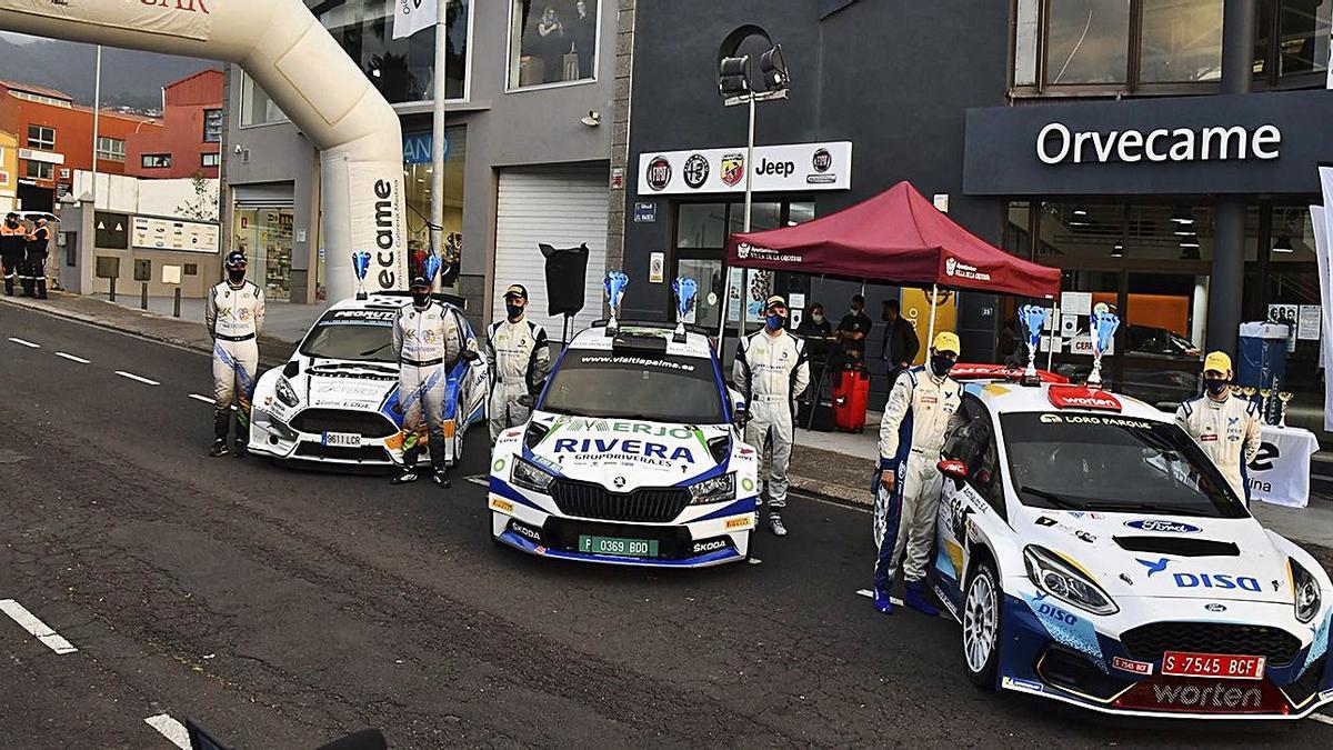 Los tres equipos ganadores, con sus trofeos, al final de la prueba norteña. | | E.D.