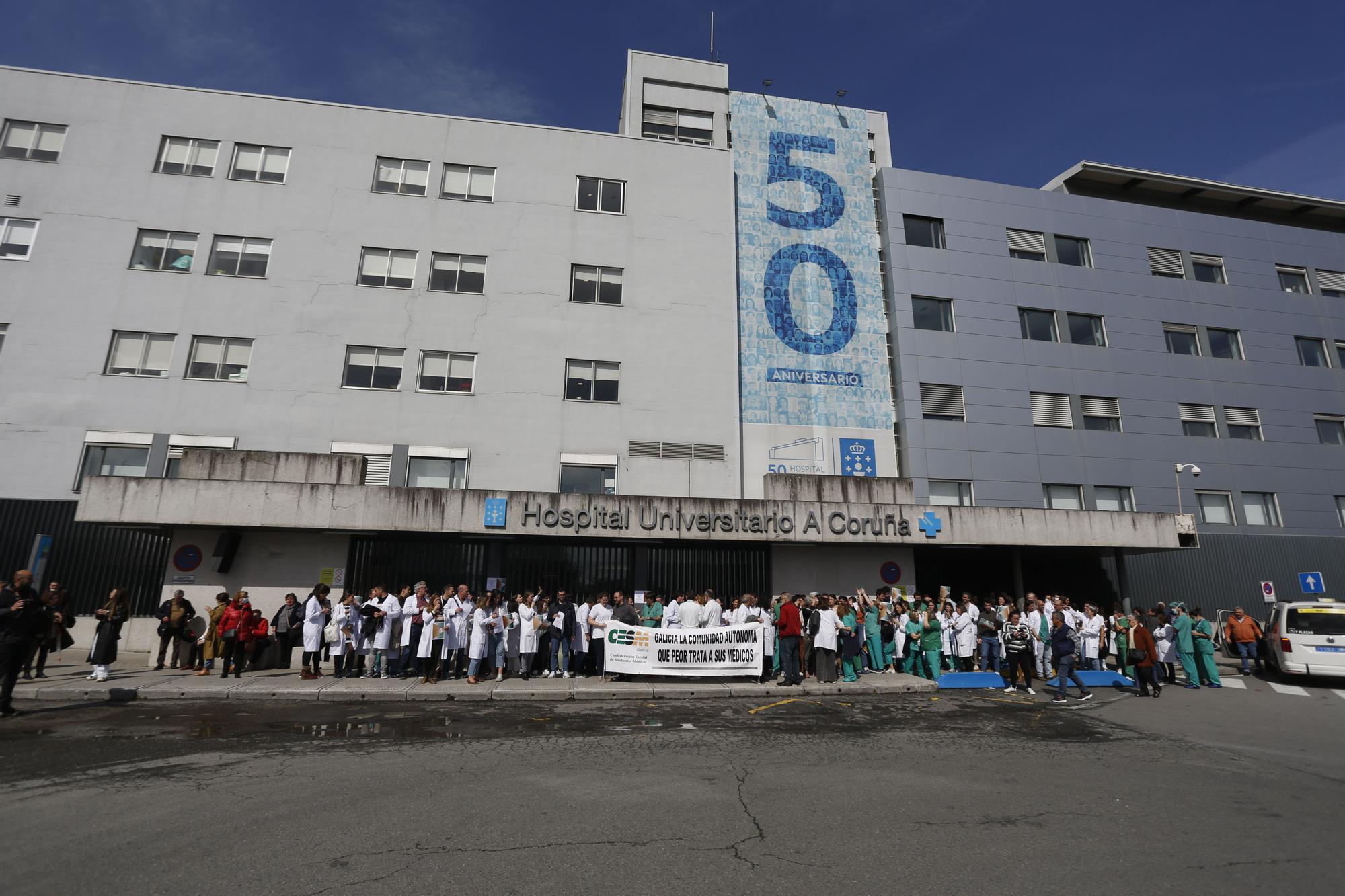 Huelga de médicos en Galicia: 200 facultativos protestan en A Coruña