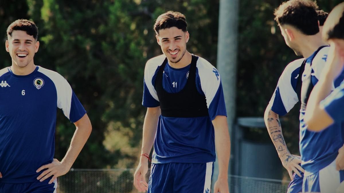 Roger Colomina (i), Unai Ropero (c) y Carlos Mangada (de espaldas) sonríen durante la sesión de entrenamiento del viernes.