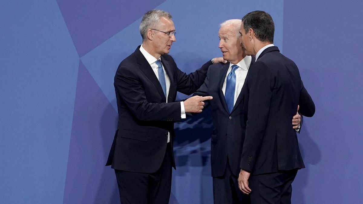 Pedro Sánchez, Joe Biden y Jens Stoltenberg en el inicio de la sesión del miércoles