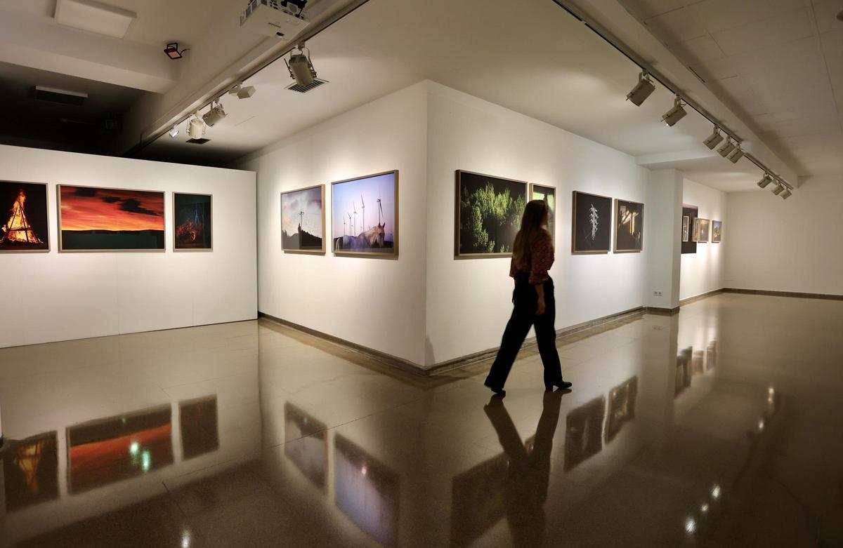 La Sala de la Muralla del Col·legi Major Rector Peset acull la mostra 'Terra Nullius' d'Andreu Esteban fins al febrer de 2026.