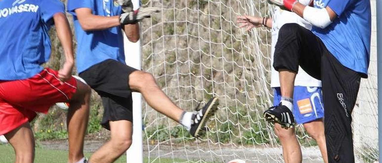 Pablo y Lucas Sierra, en un entrenamiento con el Ourense. // I. Osorio