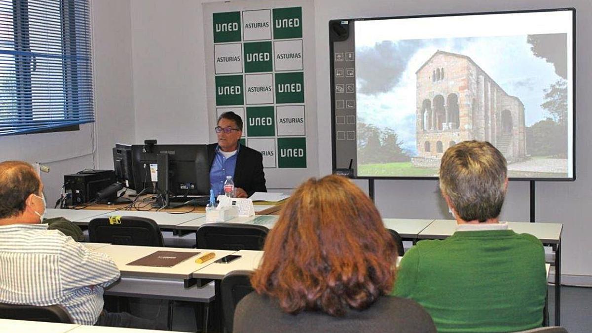 Sesión académica sobre el arte prerrománico en la sede de la UNED | Á. G.