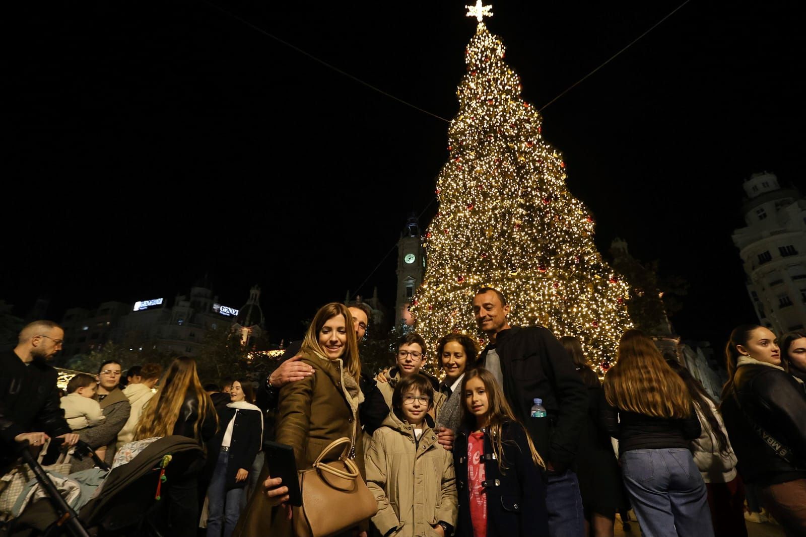 El centro de València, a reventar de gente por la decoración de Navidad