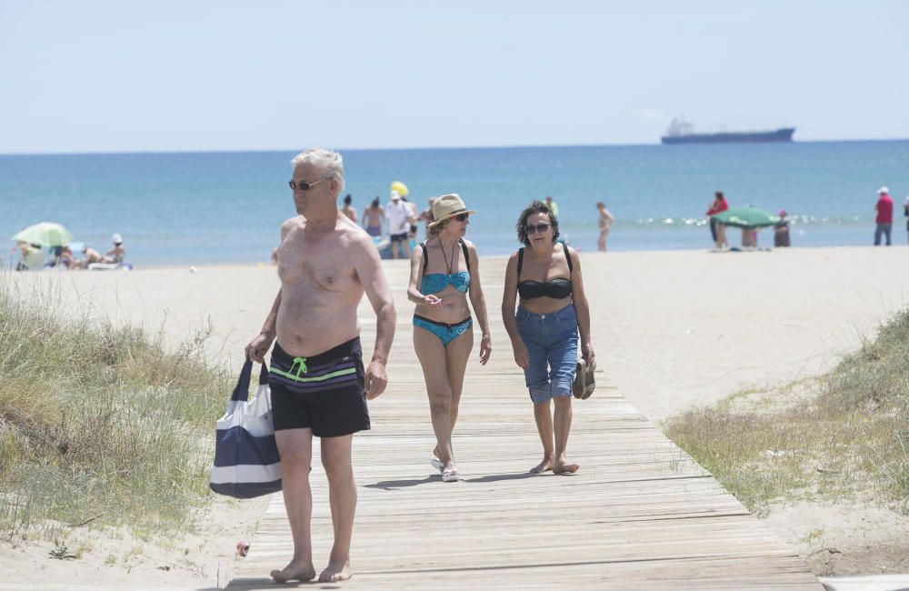 Día de playa con el termómetro cerca de los 30º en Castelló