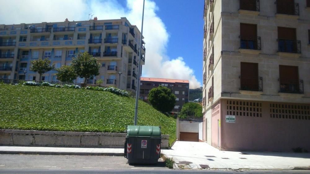 El humo es visible desde diferentes puntos de Cangas // G.N.