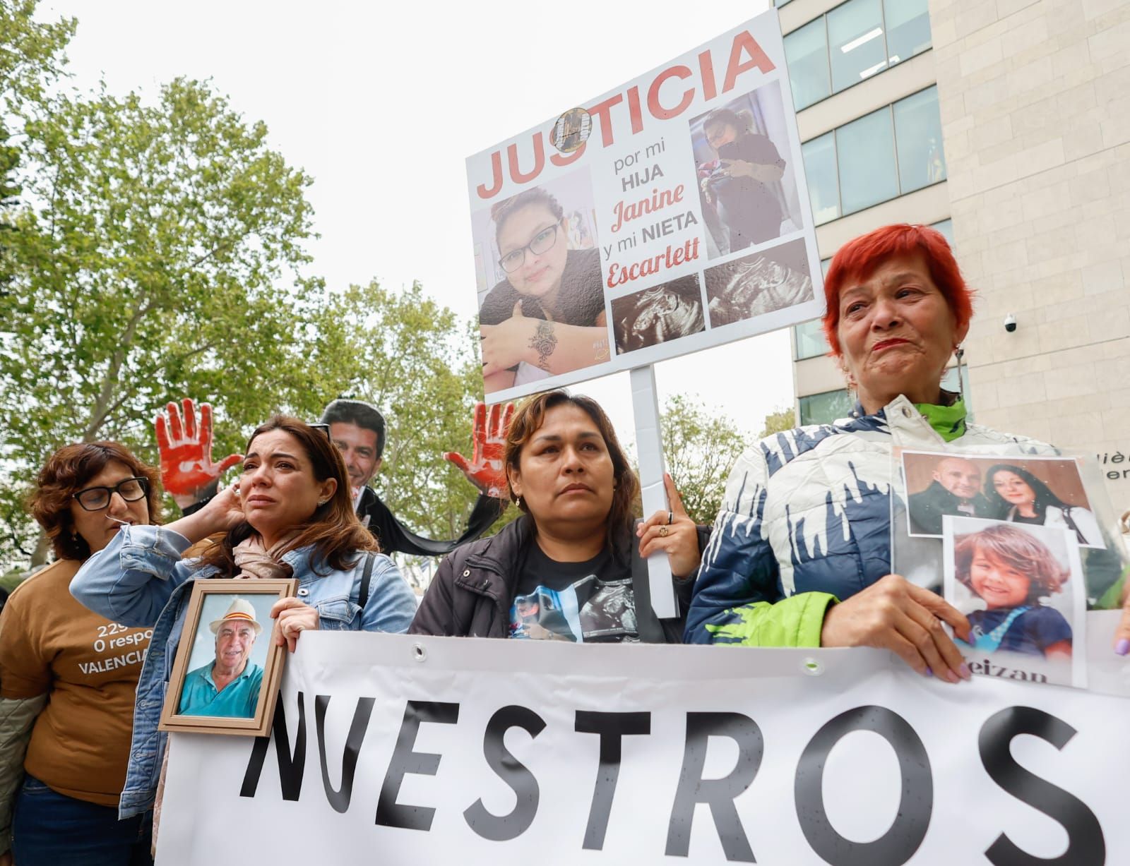 Todas las imágenes de la llegada de Pradas y Argüeso para declarar como imputados por la gestión de la dana