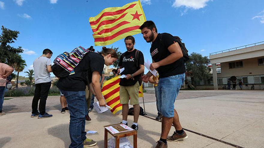 El decano de Filosofía y Letras retira una estelada tras el acto de apoyo al referéndum en la UIB