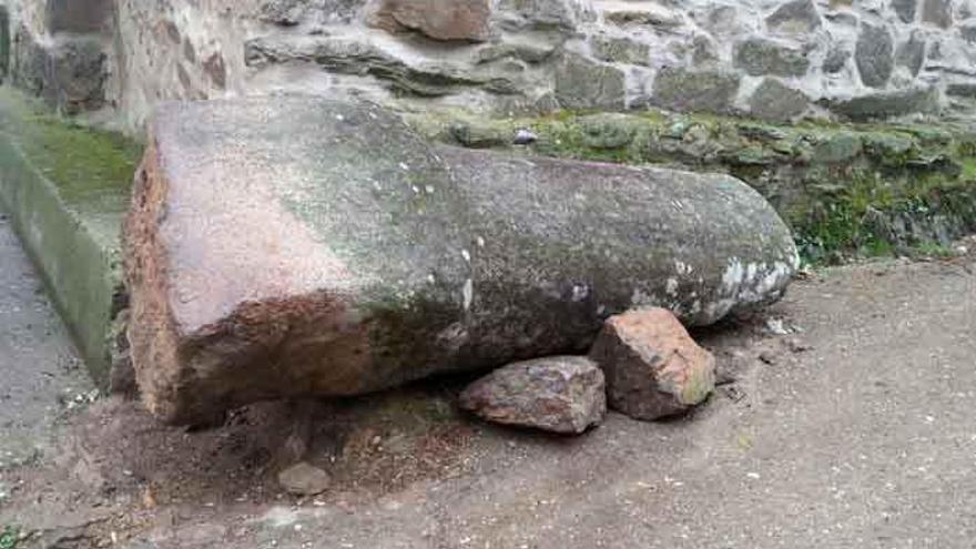 Miliario romano de San Vitero caído después del golpe.