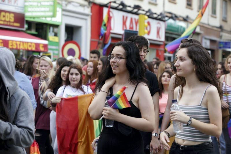 "Orgulloxos y libres". Manifestación del Orgullo en Zaragoza