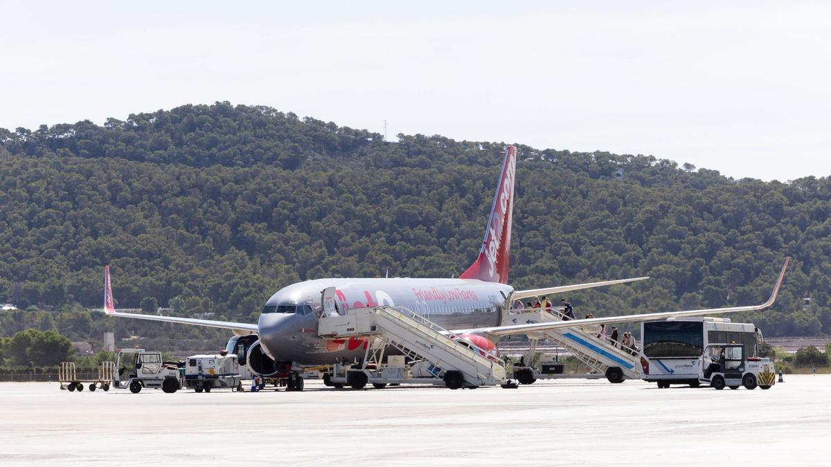 Personas subiendo a un avión en el aeropuerto de Ibiza