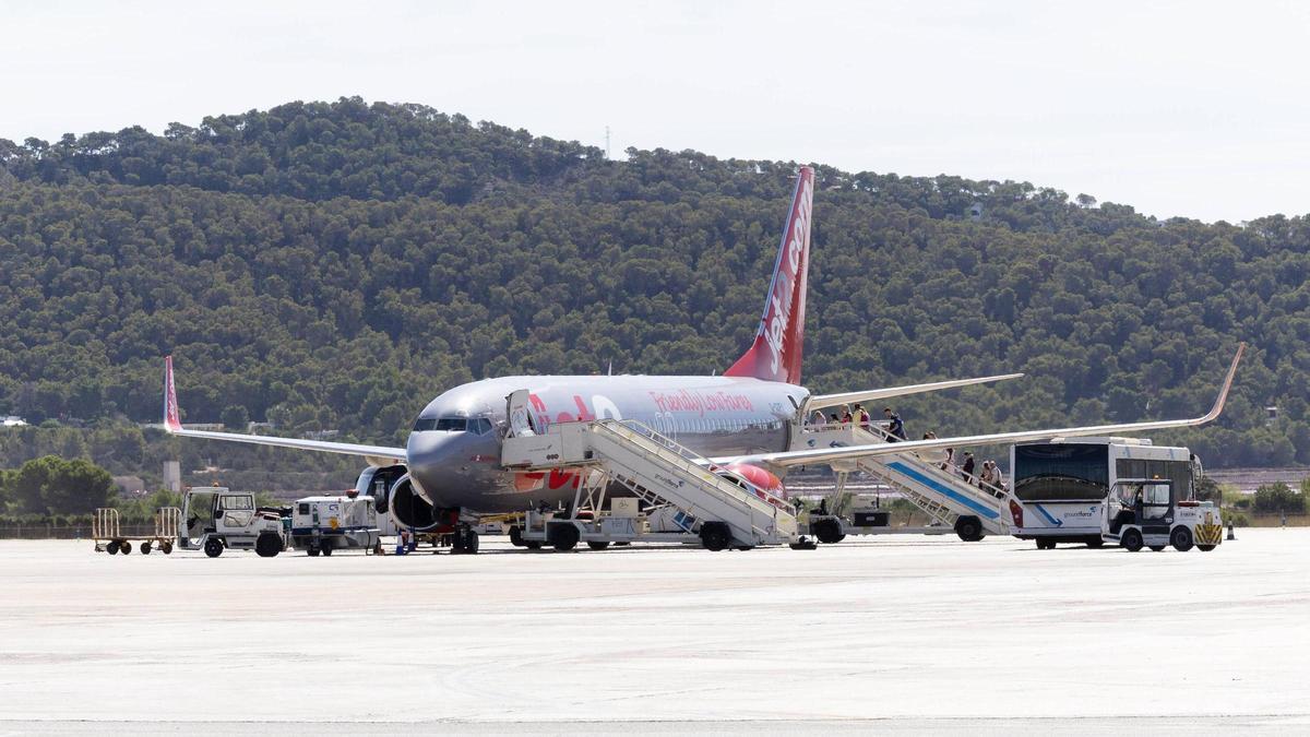 Personas subiendo a un avión en el aeropuerto de Ibiza