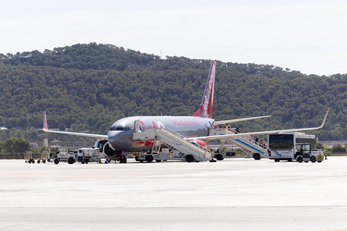 Personas subiendo a un avión en el aeropuerto de Ibiza