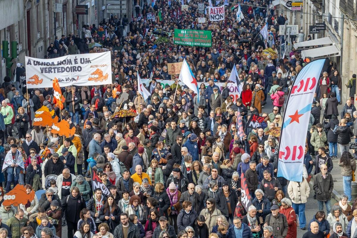 Miles de personas recorren Santiago en una concentración en protesta por planta Altri.