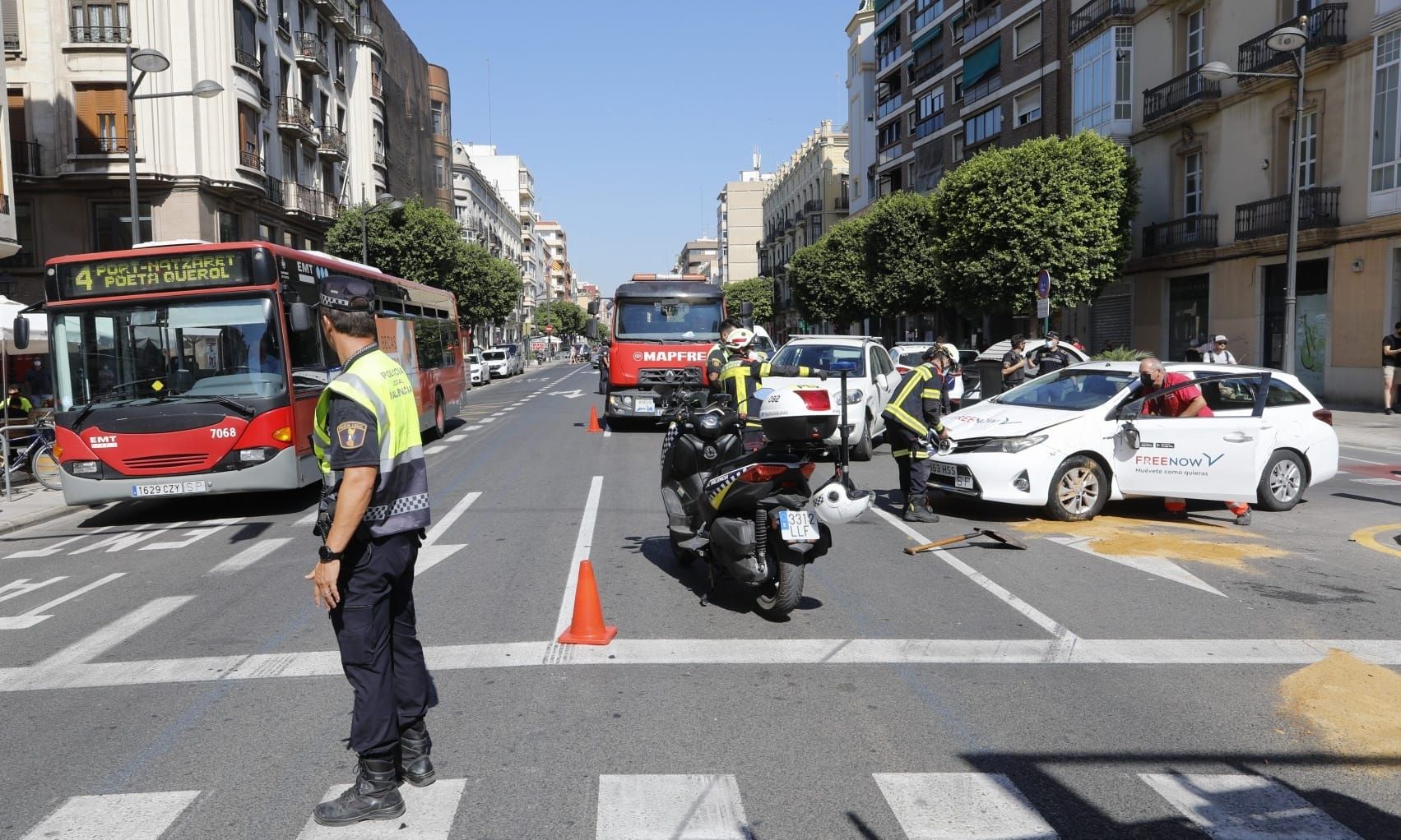 Accidente en la Avenida del Puerto entre un taxi y un turismo