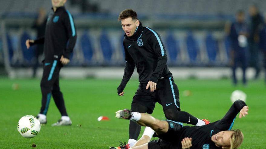 Messi supera a Rakitic en el entrenamiento de ayer del Barça en Yokohama.