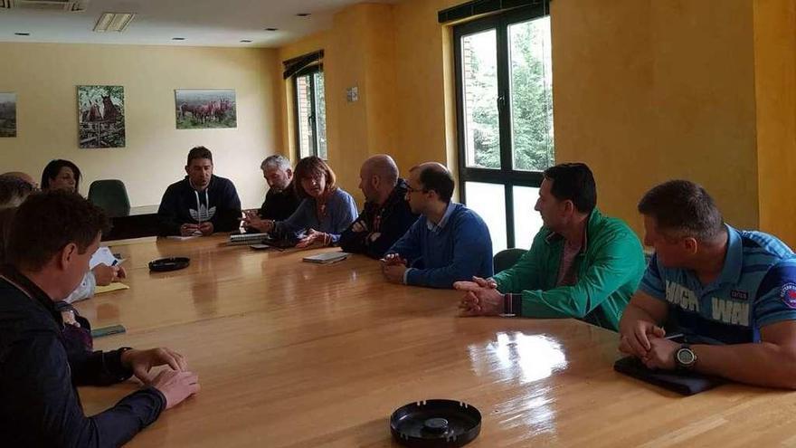 Reunión de Acom con el comité de empresa de Astur Leonesa, ayer, en Cerredo.