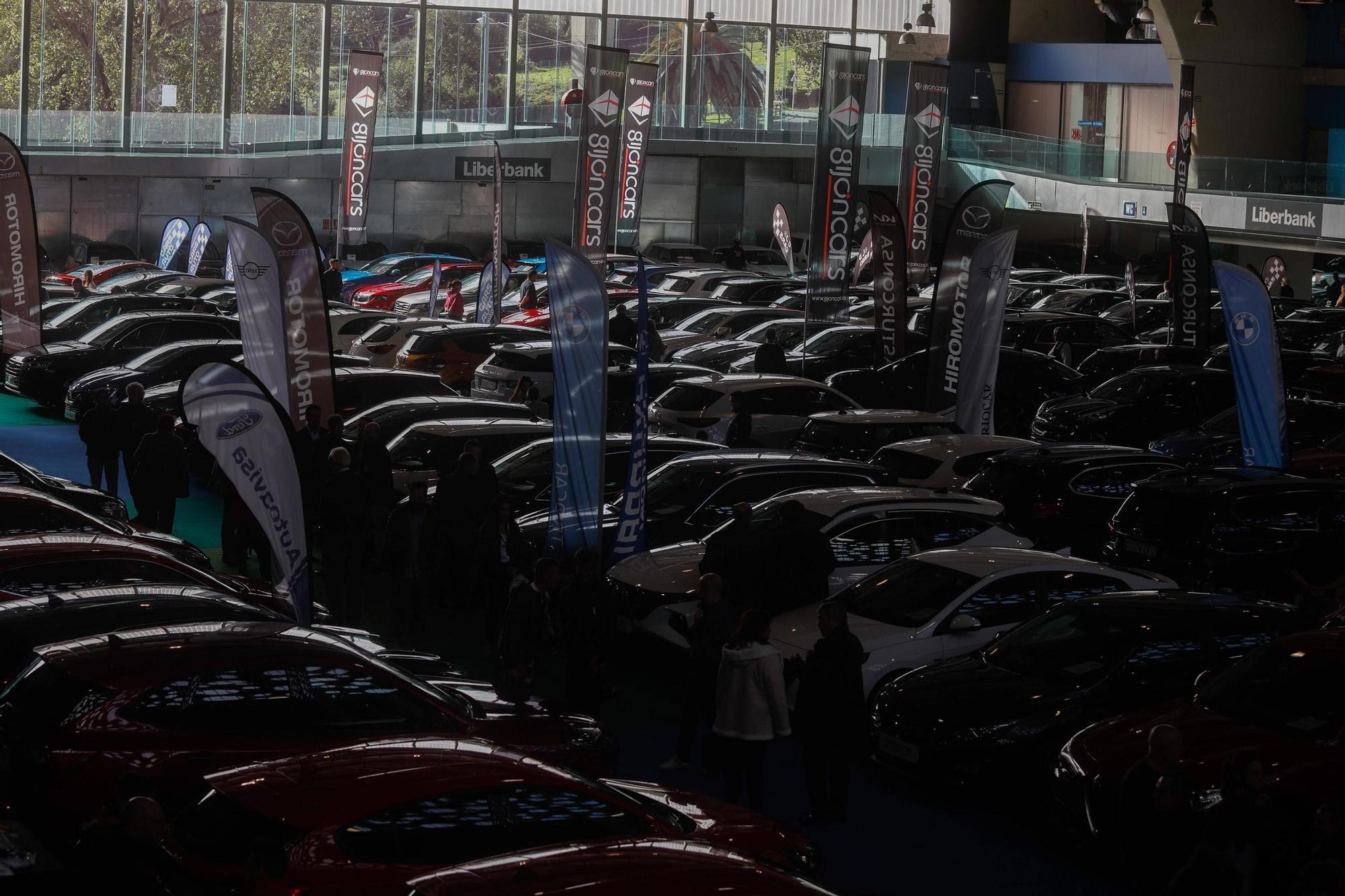 Colas y ventas exprés en el salón del automóvil de Avilés