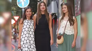 La reina Letizia, la princesa Leonor y la infanta Sofía acuden al cine en Mallorca