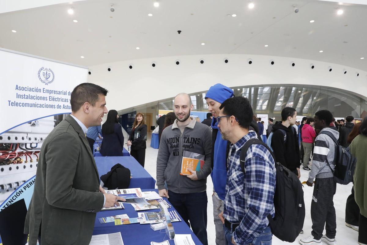 David Vázquez responde a las preguntas de tres estudiantes.
