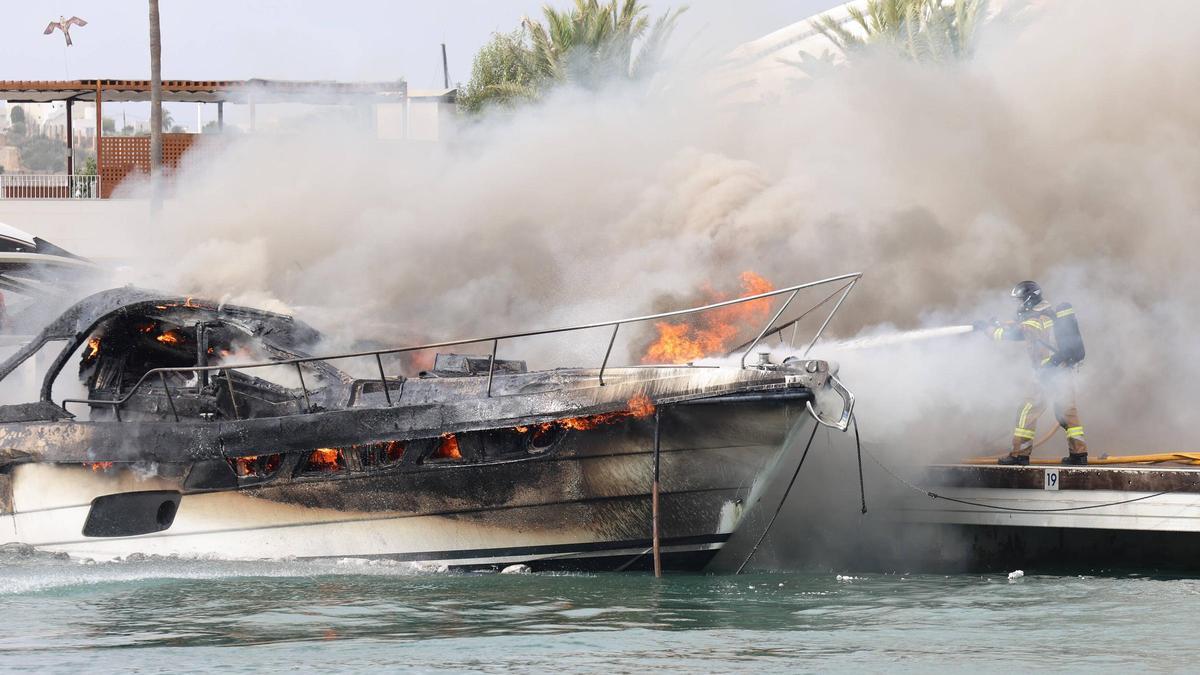 Mira aquí las fotos del barco incendiado en Marina Ibiza