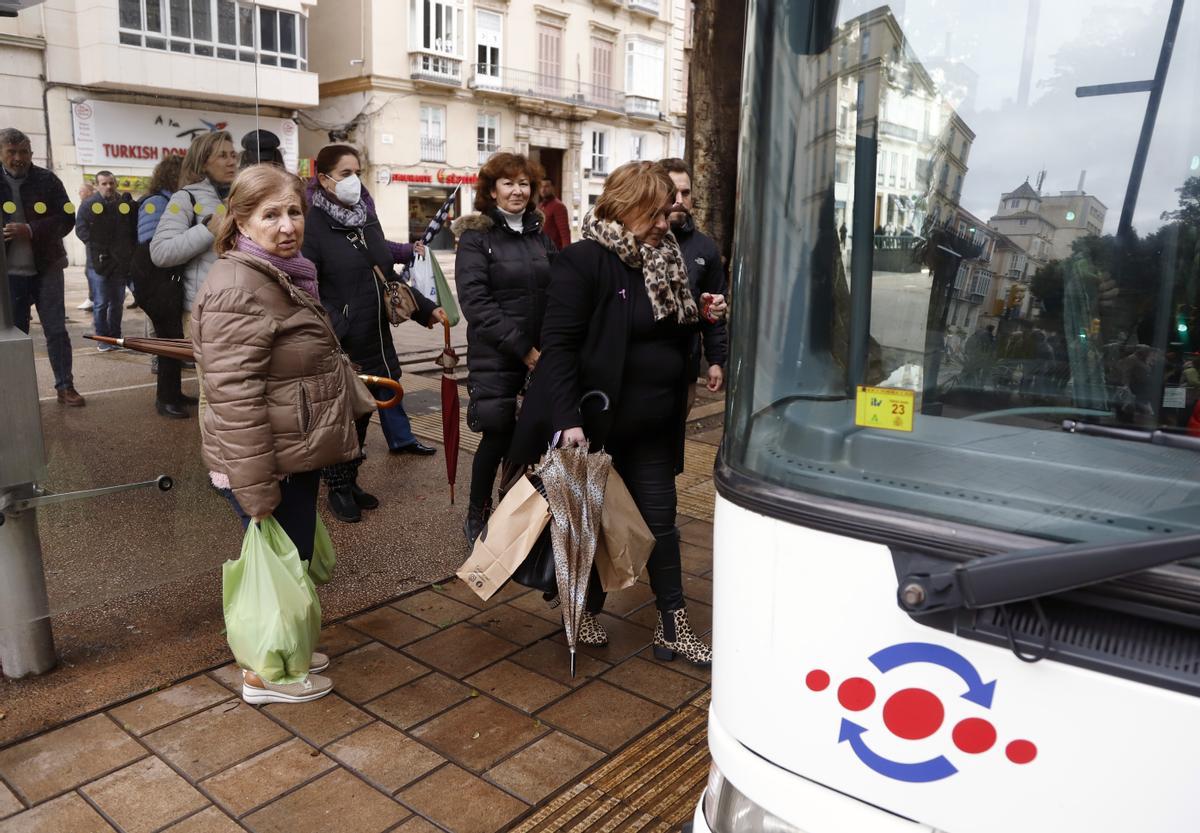 Málaga, el primer día sin mascarillas en el transporte público, en imágenes