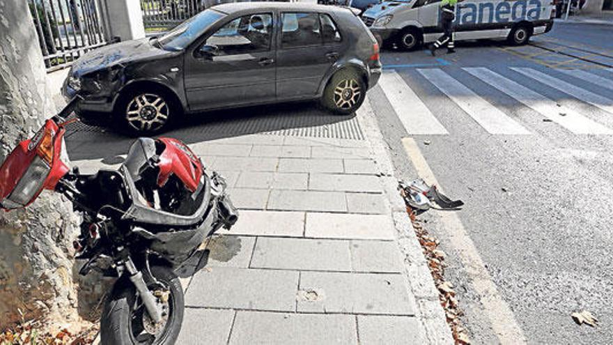 La moto y el coche siniestrados, en el lugar de la colisión.