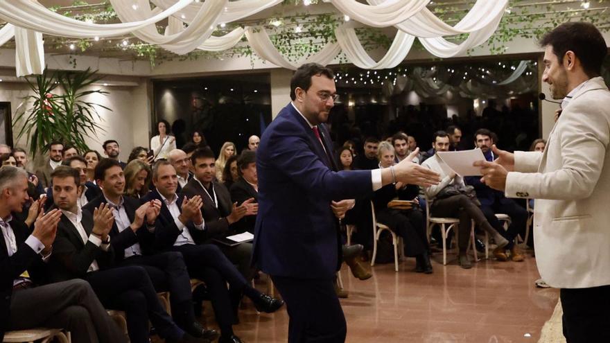 En el centro, Adrián Barbón, ayer, saludando a Pedro Carrillo al comienzo de su intervención. | MARCOS LEÓN