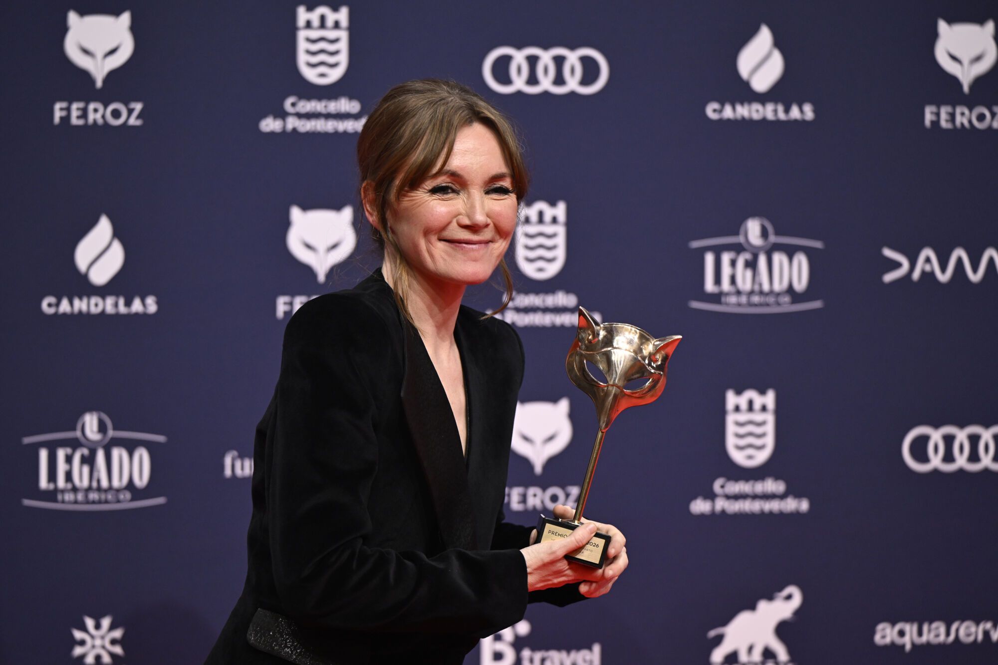 CORRIGE PIE DE FOTO PONTEVEDRA, 24/01/2026.- La actriz Nagore Aramburu posa con el premio a ´Mejor actriz de reparto en cine´ por su trabajo en ´Los domingos´ durante la gala de entrega de los Premios Feroz 2026, organizada por la Asociación de Informadores Cinematográficos de España (AICE), que se celebran hoy sábado en el Pazo da Cultura de Pontevedra. EFE/Baris Lorenzo.