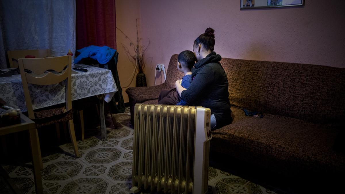 Una dona amb el seu fill, víctimes de pobresa energètica, en una imatge de recurs.