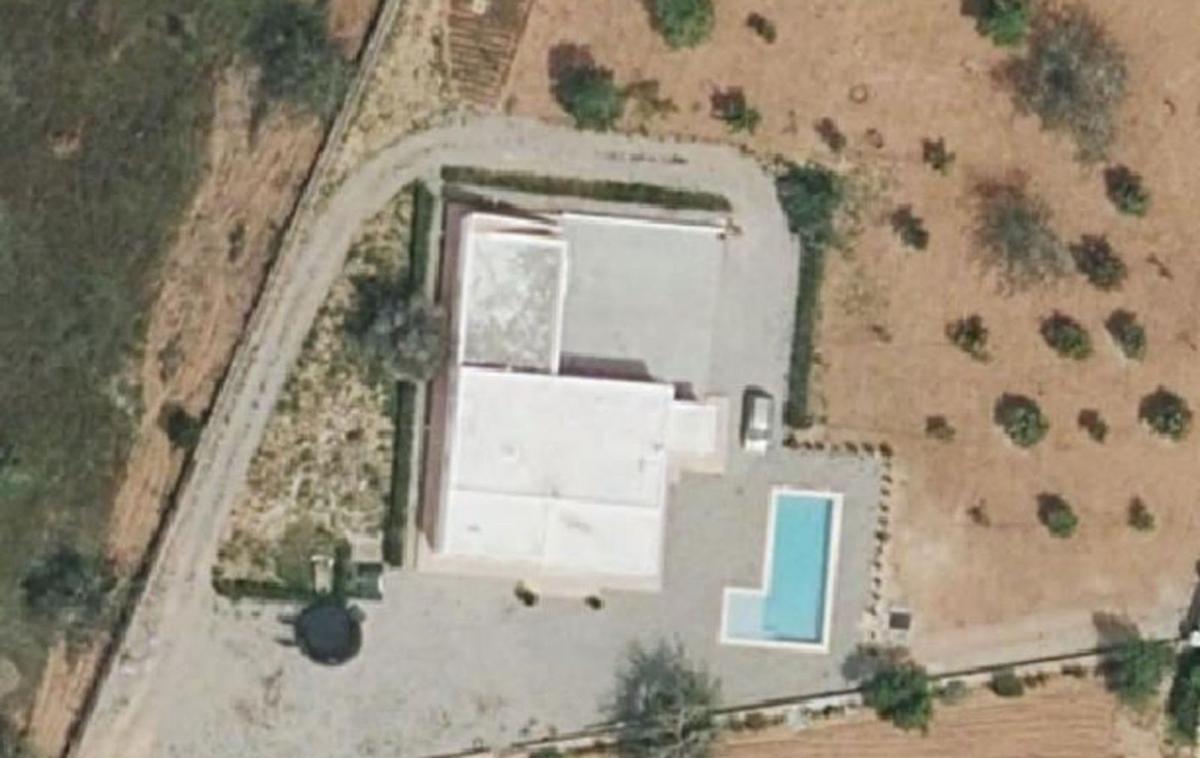 Imagen aérea de la vivienda sin legalizar y la piscina ilegal de la propiedad del exedil. | IDEIB