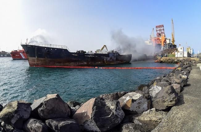Incendio de un barco en el Muelle Reina Sofia