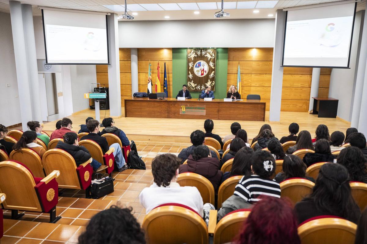 Acto de bienvenida con la directora de Relaciones Internacionales de la UEx, el decano de Derecho y el concejal de Economía.