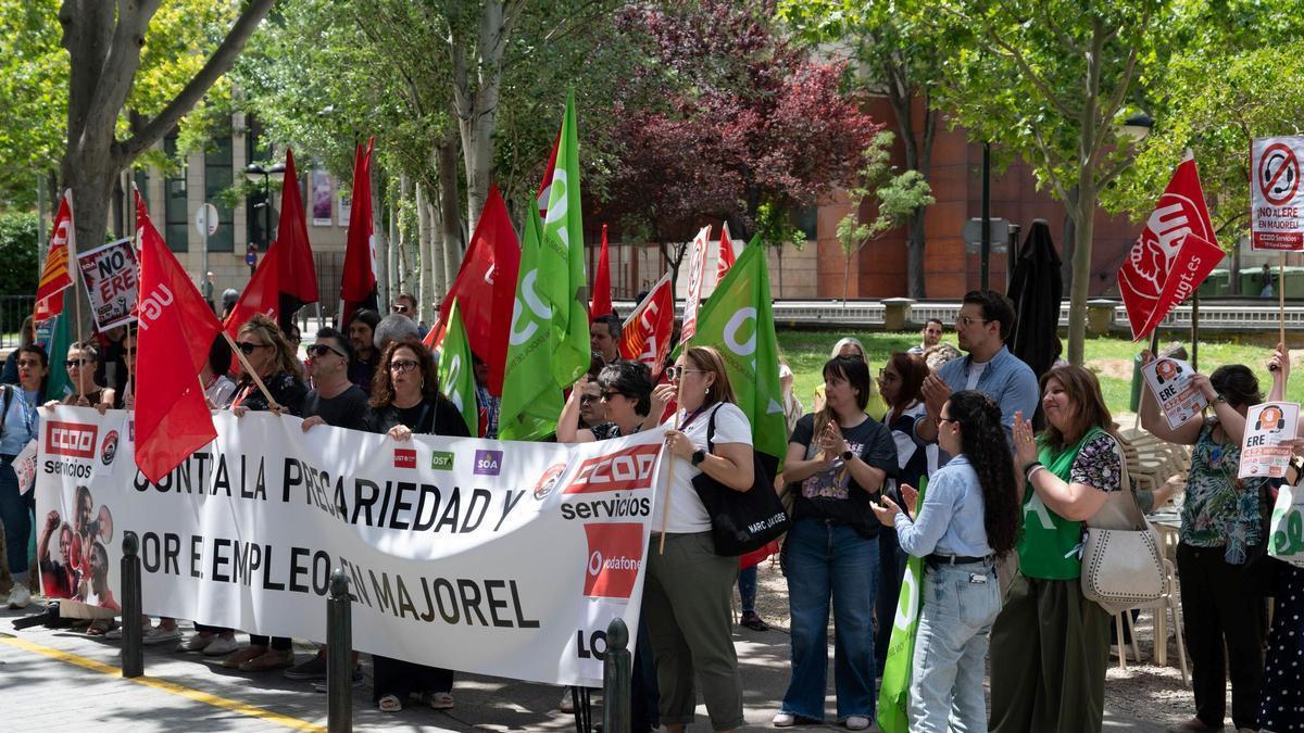 Imagen de una de las concentraciones de la plantilla en la puerta de El Trovador.
