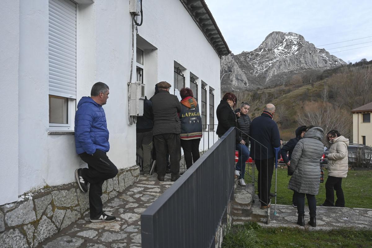VILLAMANIN (LEÓN), 11/02/2026.- Vecinos de Villamanin (León), registran este miércoles boletos de la Lotería de Navidad de la comisión de fiestas. EFE/ J.Casares