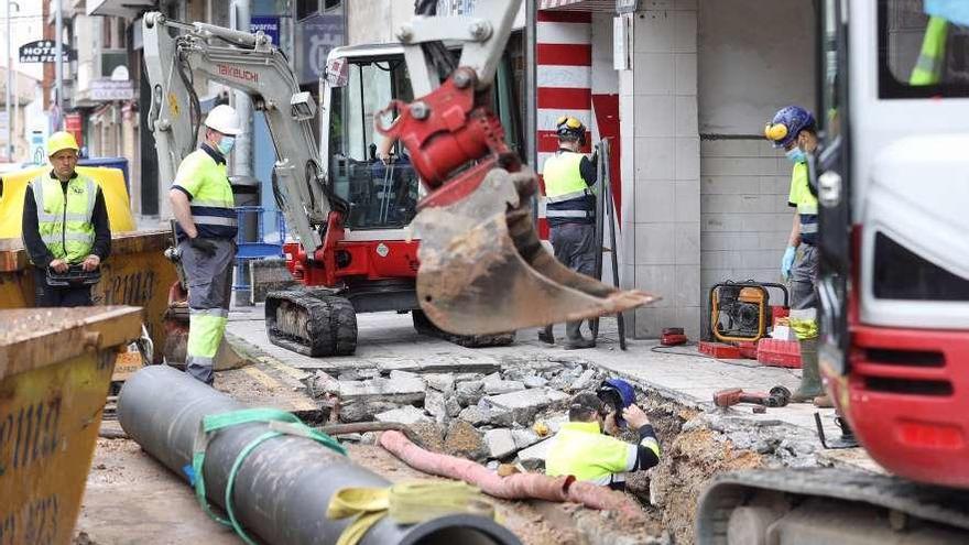 Los operarios de Aguas de Avilés, ayer, reparando la avería en la tubería de Los Telares.