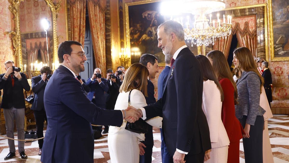 Adrián Barbón, este viernes por la mañana, en Madrid, saludando al Rey Felipe VI.