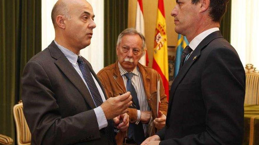 Ramón Dern, de Better Consulting; Gerardo Alexandre, jefe de Tráfico de Gijón, y Rafael Felgueroso. | juan plaza